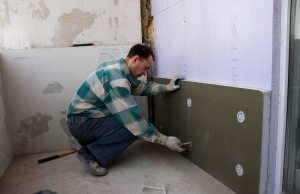 Листы утеплителя можно зафиксировать с помощью строительных дюбелей-грибков