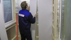 После монтажа утеплителя приступают к финишной отделке балкона