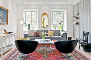 Одна из стен гостиной акцентно выделена полосатыми обоями Одна из стен гостиной акцентно выделена полосатыми обоями