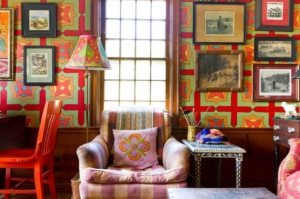 Обои с крупным рисунком в зеленых и красных тонах Обои с крупным рисунком в зеленых и красных тонах