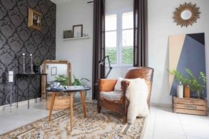 Бумажные обои очень тонкие, поэтому клеить их нужно на идеально ровные стены Бумажные обои очень тонкие, поэтому клеить их нужно на идеально ровные стены