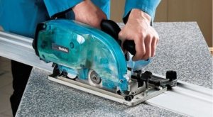 Дисковая пила Makita 5017 RKB оборудована пластиковым контейнером для сбора опилок и эффективной системой пылеотвода