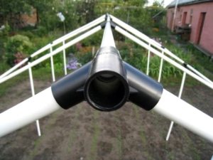 Каркас двускатной теплицы, изготовленный из пластиковых труб Каркас двускатной теплицы, изготовленный из пластиковых труб