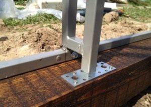 Металлические элементы каркаса, подверженные коррозии, необходимо обработать краской Металлические элементы каркаса, подверженные коррозии, необходимо обработать краской