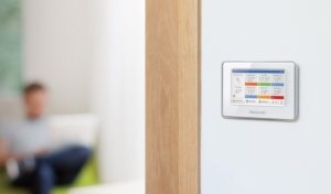 На мониторе терморегулятора отображаются данные с датчиков воздуха, собранные из разных помещений На мониторе терморегулятора отображаются данные с датчиков воздуха, собранные из разных помещений