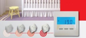 Регулятор сравнивает данные с термодатчиков, установленных в разных помещениях Регулятор сравнивает данные с термодатчиков, установленных в разных помещениях