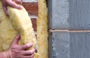 Шаг 3: монтаж теплоизоляционного материала на стены дома Шаг 3: монтаж теплоизоляционного материала на стены дома