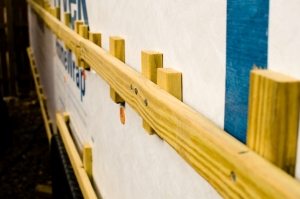 Обрешетка одновременно служит опорой для утеплителя и каркасом для монтажа сайдинга Обрешетка одновременно служит опорой для утеплителя и каркасом для монтажа сайдинга