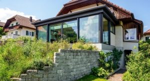 Из закрытой веранды можно создать летнюю кухню или гостиную Из закрытой веранды можно создать летнюю кухню или гостиную