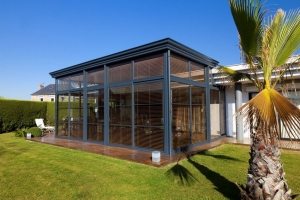 В летнее время прозрачные стены можно завесить жалюзи или плотными шторами из ткани В летнее время прозрачные стены можно завесить жалюзи или плотными шторами из ткани