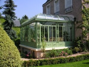 Закрытая веранда, выполненная из металла и стекла, с крышей из поликарбоната Закрытая веранда, выполненная из металла и стекла, с крышей из поликарбоната