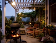 Большое количество вьющихся растений и цветов создадут особую атмосферу уюта Большое количество вьющихся растений и цветов создадут особую атмосферу уюта