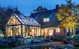 Закрытую веранду можно превратить в мини-оранжерею Закрытую веранду можно превратить в мини-оранжерею