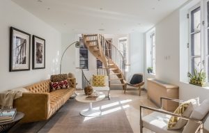 Деревянная винтовая лестница с опорой на изогнутую тетиву Деревянная винтовая лестница с опорой на изогнутую тетиву