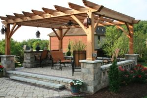 Основание и ограждение беседки построены из кирпича и декоративного камня Основание и ограждение беседки построены из кирпича и декоративного камня