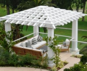 Беседка из дерева со стеклянным ограждением Беседка из дерева со стеклянным ограждением