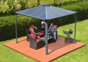 Для беседки обустроен небольшой деревянный подиум Для беседки обустроен небольшой деревянный подиум