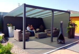 Поликарбонат защищает отдыхающих в беседке от УФ-излучения Поликарбонат защищает отдыхающих в беседке от УФ-излучения