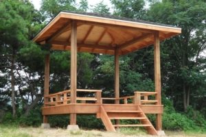 Беседка с невысоким деревянным ограждением Беседка с невысоким деревянным ограждением