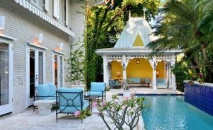 Беседка с колоннами и богатым резным орнаментом Беседка с колоннами и богатым резным орнаментом