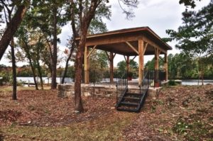 Беседка с каменным основанием и металлическими перилами Беседка с каменным основанием и металлическими перилами