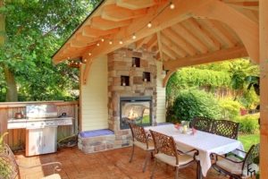 Беседка с печкой, построенная из дерева Беседка с печкой, построенная из дерева