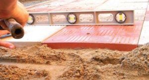 В качестве напольного покрытия в беседке используется тротуарная плитка В качестве напольного покрытия в беседке используется тротуарная плитка