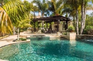 Под крышей деревянной перголы расположена печка Под крышей деревянной перголы расположена печка