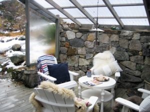 В основу сооружения заложен природный камень В основу сооружения заложен природный камень