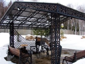 Беседка с применением кованого металла Беседка с применением кованого металла