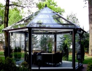 Кровля из поликарбоната в сочетании с металлическим каркасом Кровля из поликарбоната в сочетании с металлическим каркасом