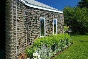 Прочная конструкция, созданная из бутылок Прочная конструкция, созданная из бутылок