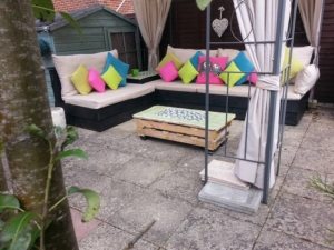 Поддоны могут быть украшены ярким текстилем Поддоны могут быть украшены ярким текстилем