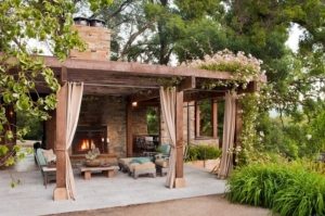 Кирпичная кладка позволяет соорудить беседку с мангалом Кирпичная кладка позволяет соорудить беседку с мангалом