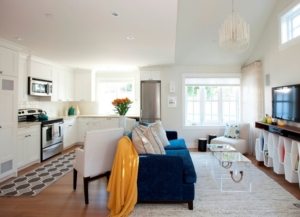 Совмещение кухни с жилой комнатой для увеличения пространства в небольшой квартире Совмещение кухни с жилой комнатой для увеличения пространства в небольшой квартире