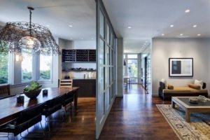 Перегородка разделяет помещение на две зоны, не занимая при этом много пространства Перегородка разделяет помещение на две зоны, не занимая при этом много пространства