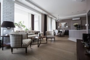 Лаконичная кухня и просторная гостиная с большими окнами Лаконичная кухня и просторная гостиная с большими окнами