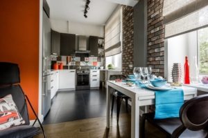 Тон помещению задала яркая геометрическая плитка на кухне Тон помещению задала яркая геометрическая плитка на кухне