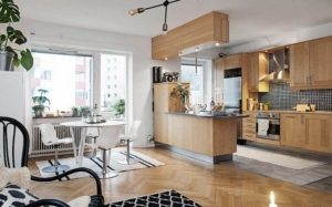 Современная кухня-студия, в дизайне которой сочетается блеск металла с натуральностью дерева Современная кухня-студия, в дизайне которой сочетается блеск металла с натуральностью дерева