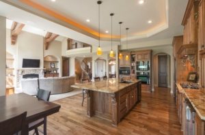 Дизайн с использованием натуральных материалов и дополнительным освещением рабочей зоны на кухне Дизайн с использованием натуральных материалов и дополнительным освещением рабочей зоны на кухне