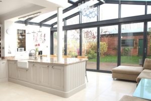 Хорошо освещенная кухня с панорамными окнами Хорошо освещенная кухня с панорамными окнами