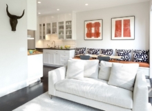 Кухня выполнена в единой цветовой палитре с зоной отдыха Кухня выполнена в единой цветовой палитре с зоной отдыха