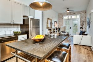 Белая мебель в сочетании с брутальной кирпичной кладкой Белая мебель в сочетании с брутальной кирпичной кладкой