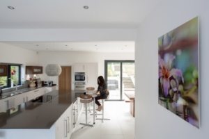 Настенный инфракрасный обогреватель в виде картины может стать украшением интерьера Настенный инфракрасный обогреватель в виде картины может стать украшением интерьера