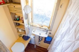 Вместительным биотуалетом можно пользоваться достаточно длительное время Вместительным биотуалетом можно пользоваться достаточно длительное время