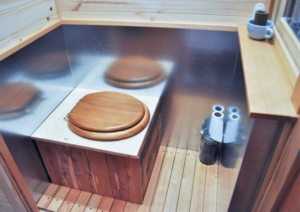 Вариант обшивки биотуалета деревянными досками Вариант обшивки биотуалета деревянными досками