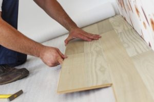 Укладка ламината на подложку из вспененного полиэтилена Укладка ламината на подложку из вспененного полиэтилена