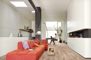 Ламинат карамельного оттенка с имитацией деревянной доски Ламинат карамельного оттенка с имитацией деревянной доски