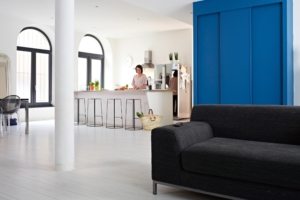 На полу кухни-гостиной уложен влагостойкий ламинат На полу кухни-гостиной уложен влагостойкий ламинат