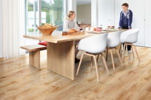 Широкие ламинатные панели визуально напоминают массивный дощатый пол Широкие ламинатные панели визуально напоминают массивный дощатый пол